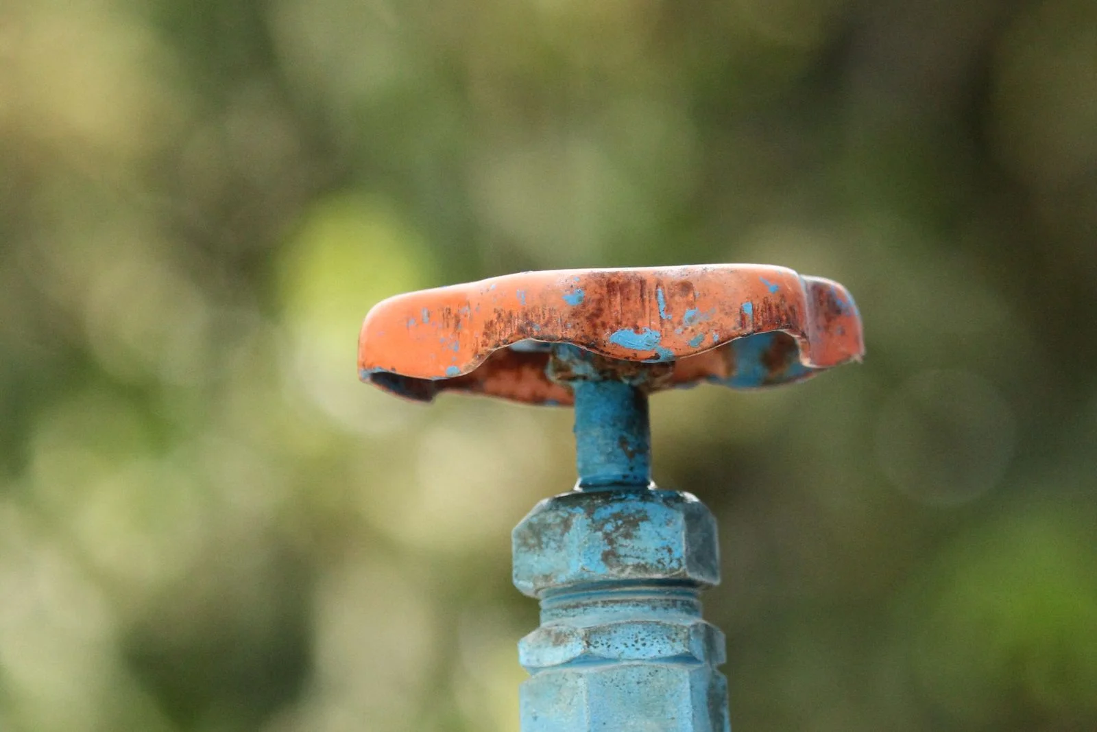 outdoor water shutoff valve located and tested by a plumber in dayton tn